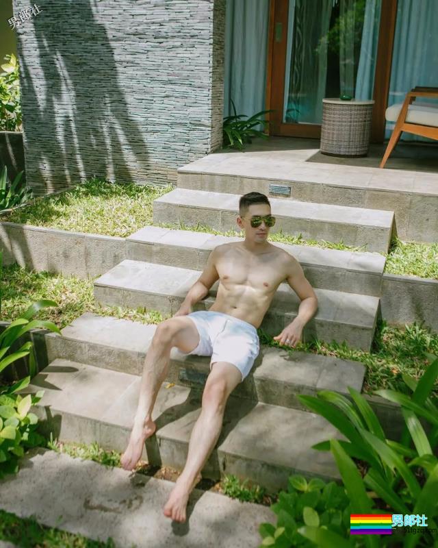 白嫩小狼狗摘掉墨镜后……颜值差距竟有这么大？ - 51虹马