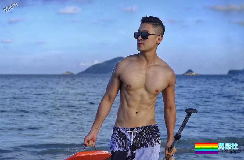 白嫩小狼狗摘掉墨镜后……颜值差距竟有这么大？ - 51虹马