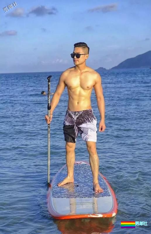 白嫩小狼狗摘掉墨镜后……颜值差距竟有这么大？ - 51虹马