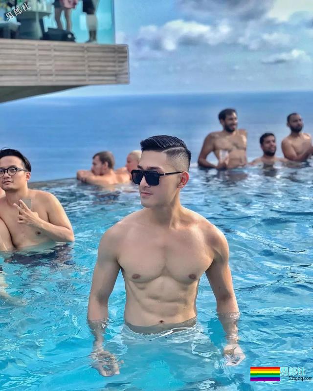 白嫩小狼狗摘掉墨镜后……颜值差距竟有这么大？ - 51虹马