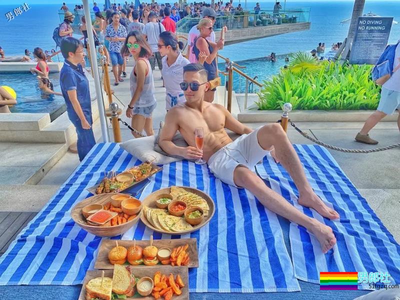 白嫩小狼狗摘掉墨镜后……颜值差距竟有这么大？ - 51虹马