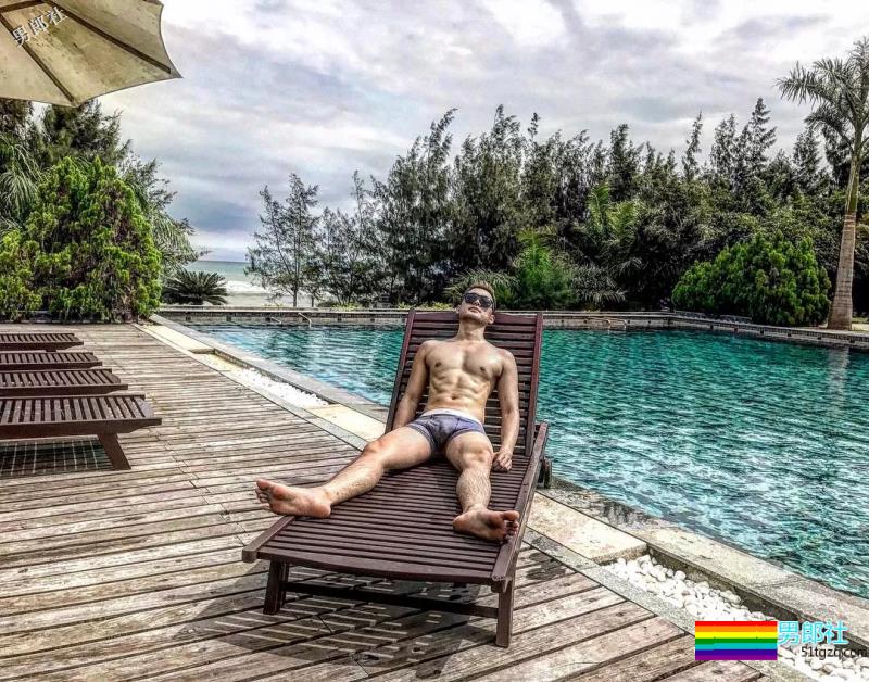 白嫩小狼狗摘掉墨镜后……颜值差距竟有这么大？ - 51虹马