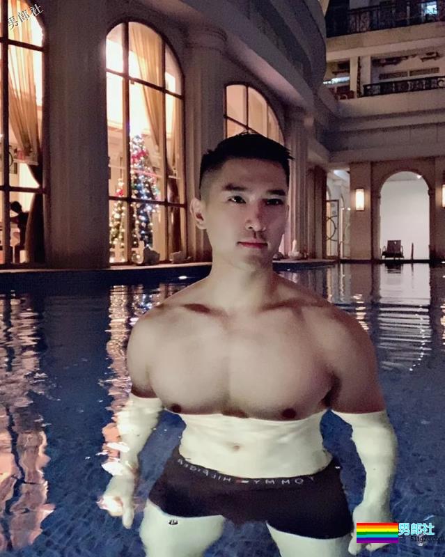 白嫩小狼狗摘掉墨镜后……颜值差距竟有这么大？ - 51虹马