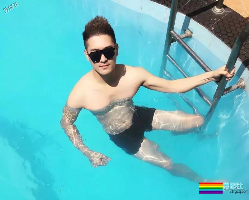 白嫩小狼狗摘掉墨镜后……颜值差距竟有这么大？ - 51虹马