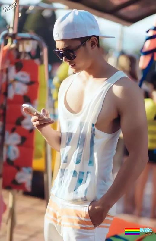 白嫩小狼狗摘掉墨镜后……颜值差距竟有这么大？ - 51虹马