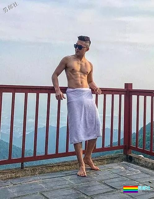 白嫩小狼狗摘掉墨镜后……颜值差距竟有这么大？ - 51虹马