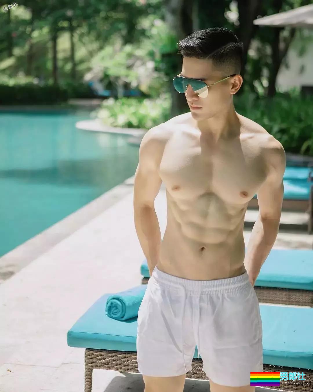 牛奶肌白嫩小狼狗，八块腹肌公狗腰好可口，摘掉墨镜后竟… - 51虹马