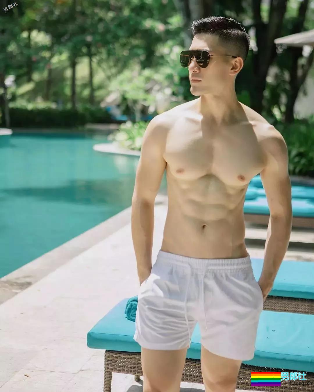 牛奶肌白嫩小狼狗，八块腹肌公狗腰好可口，摘掉墨镜后竟… - 51虹马