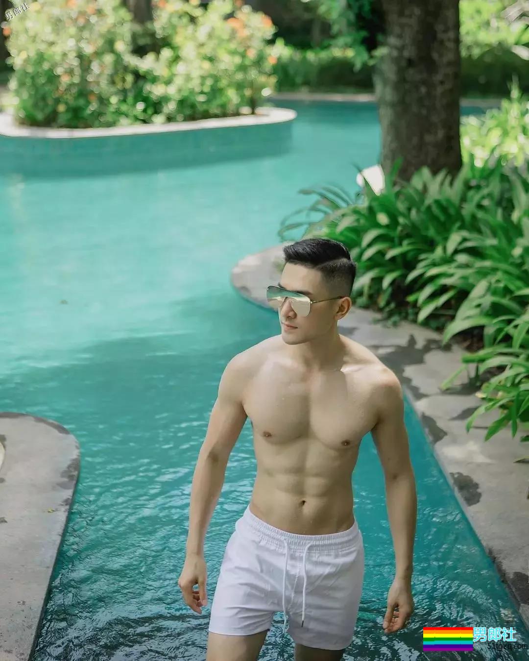 牛奶肌白嫩小狼狗，八块腹肌公狗腰好可口，摘掉墨镜后竟… - 51虹马