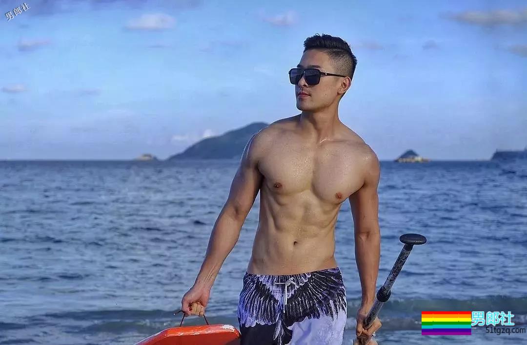 牛奶肌白嫩小狼狗，八块腹肌公狗腰好可口，摘掉墨镜后竟… - 51虹马