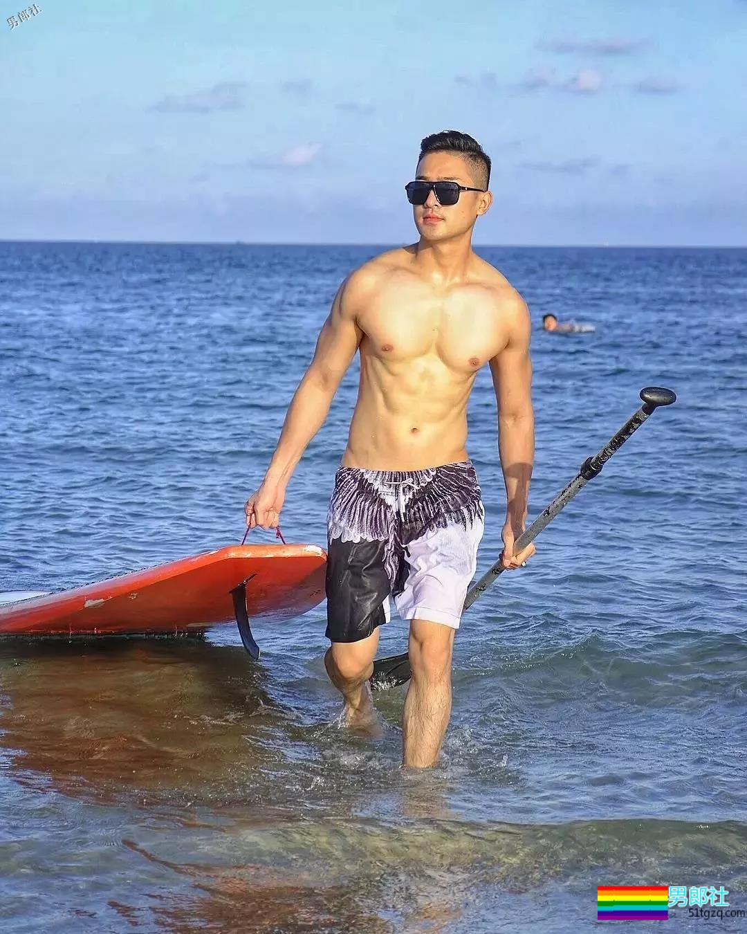 牛奶肌白嫩小狼狗，八块腹肌公狗腰好可口，摘掉墨镜后竟… - 51虹马