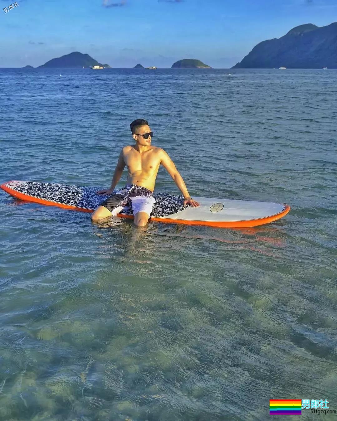 牛奶肌白嫩小狼狗，八块腹肌公狗腰好可口，摘掉墨镜后竟… - 51虹马