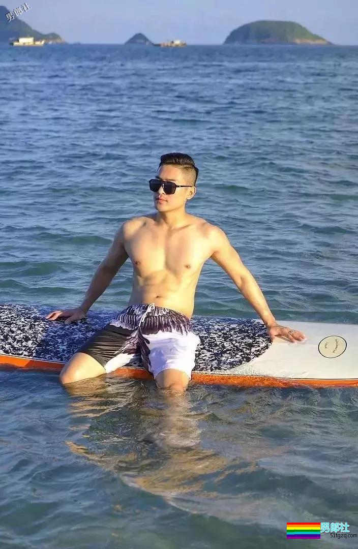 牛奶肌白嫩小狼狗，八块腹肌公狗腰好可口，摘掉墨镜后竟… - 51虹马