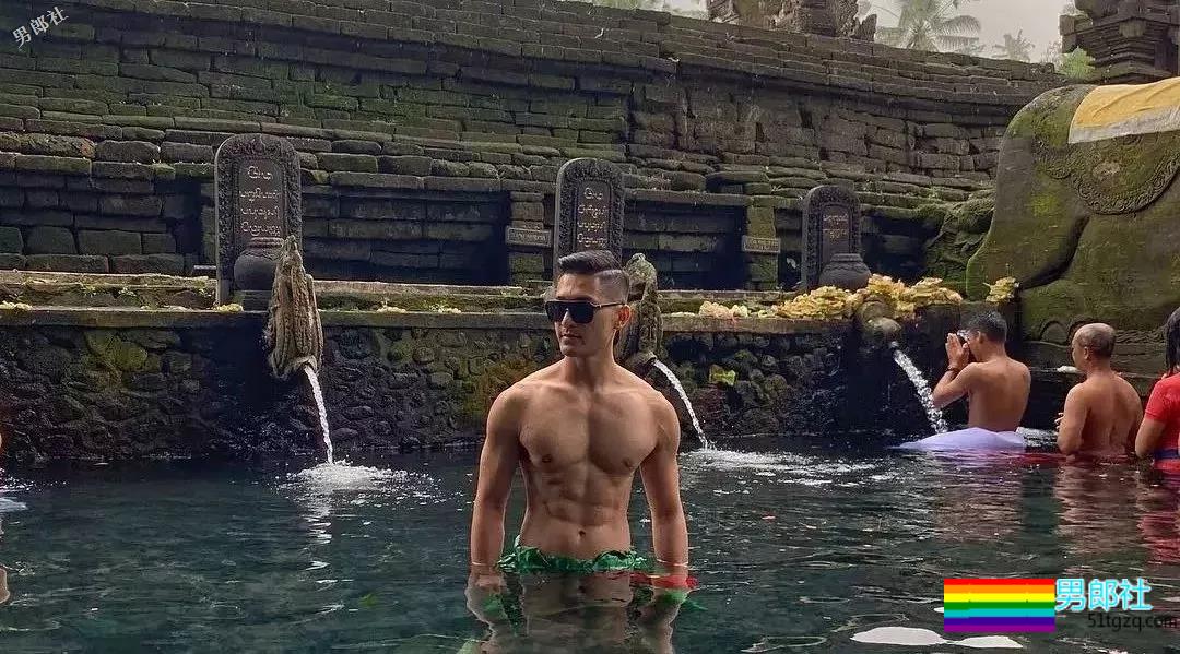 牛奶肌白嫩小狼狗，八块腹肌公狗腰好可口，摘掉墨镜后竟… - 51虹马