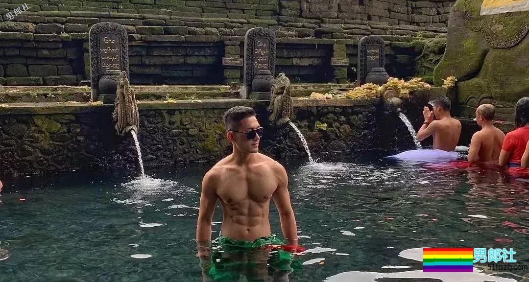 牛奶肌白嫩小狼狗，八块腹肌公狗腰好可口，摘掉墨镜后竟… - 51虹马