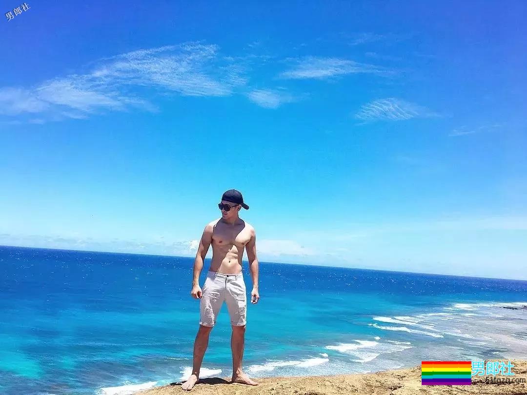 牛奶肌白嫩小狼狗，八块腹肌公狗腰好可口，摘掉墨镜后竟… - 51虹马