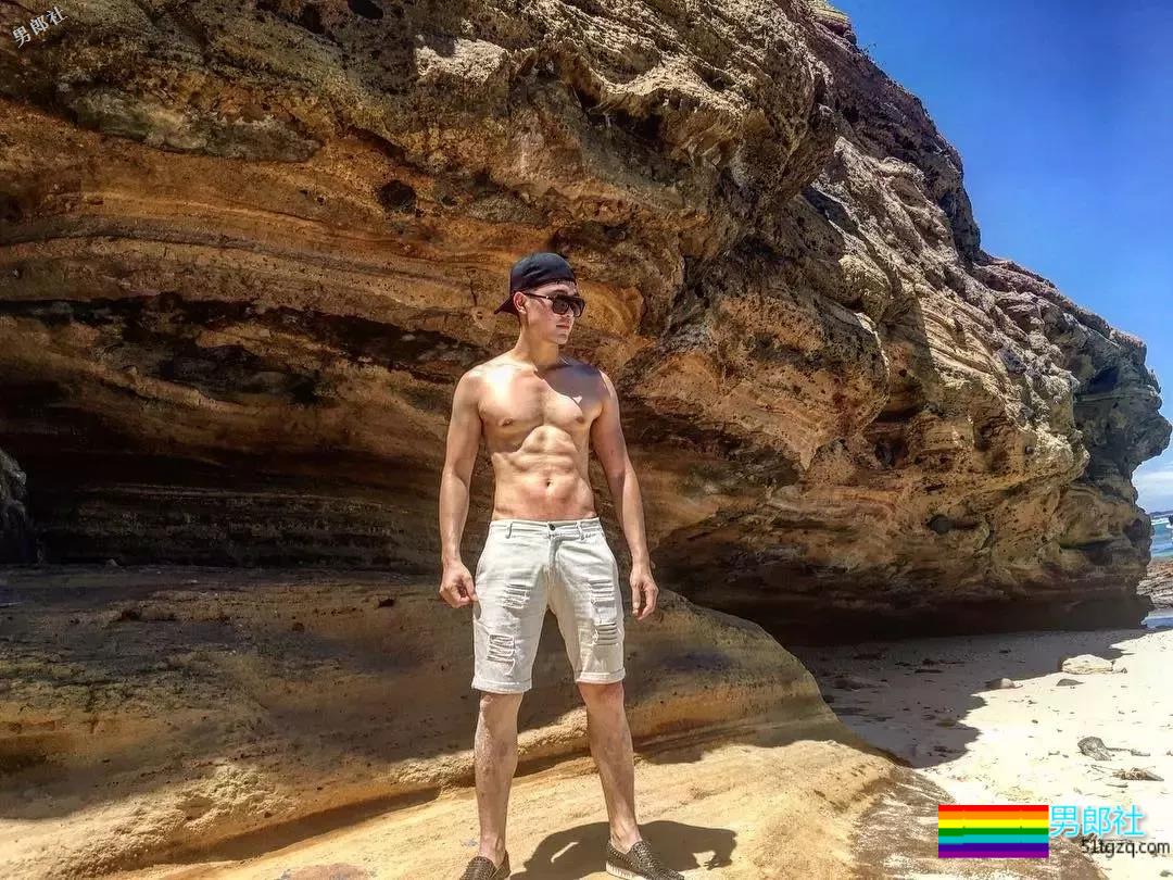 牛奶肌白嫩小狼狗，八块腹肌公狗腰好可口，摘掉墨镜后竟… - 51虹马