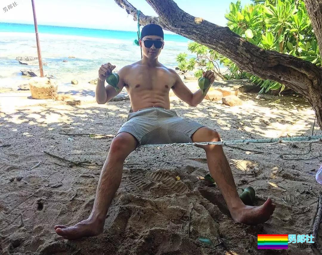 牛奶肌白嫩小狼狗，八块腹肌公狗腰好可口，摘掉墨镜后竟… - 51虹马