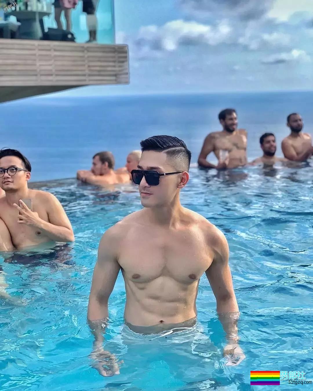 牛奶肌白嫩小狼狗，八块腹肌公狗腰好可口，摘掉墨镜后竟… - 51虹马