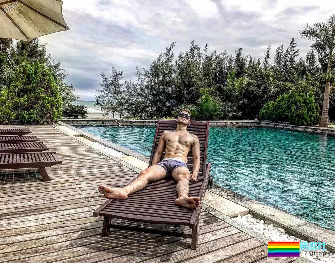 牛奶肌白嫩小狼狗，八块腹肌公狗腰好可口，摘掉墨镜后竟… - 51虹马