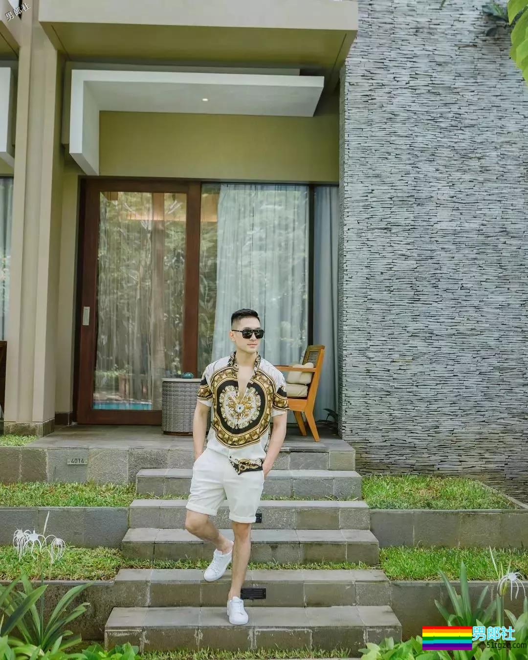 牛奶肌白嫩小狼狗，八块腹肌公狗腰好可口，摘掉墨镜后竟… - 51虹马