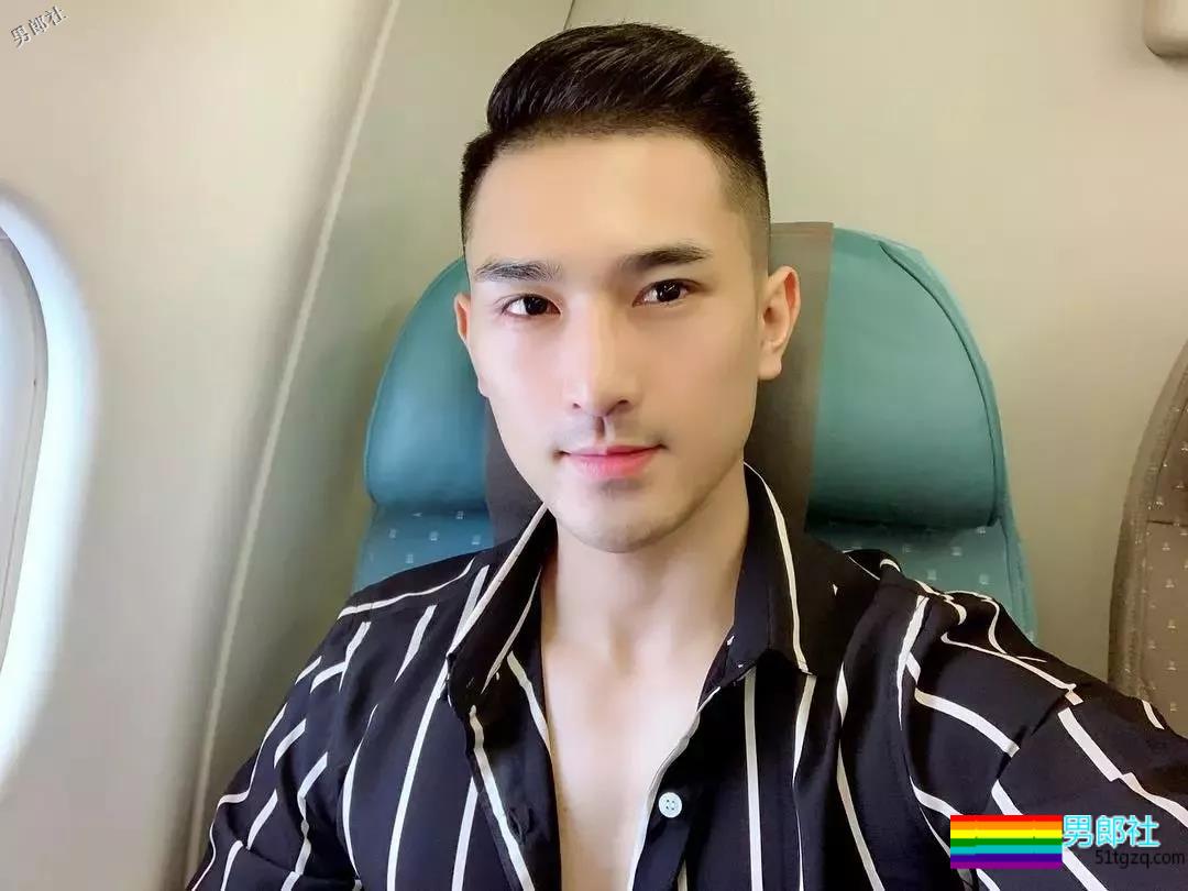 牛奶肌白嫩小狼狗，八块腹肌公狗腰好可口，摘掉墨镜后竟… - 51虹马