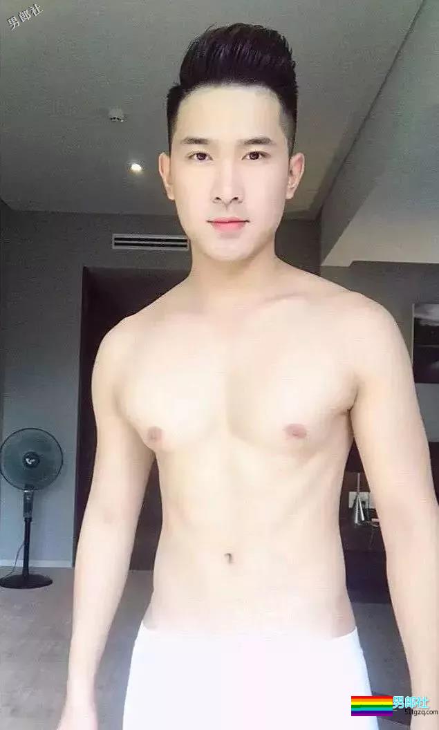 牛奶肌白嫩小狼狗，八块腹肌公狗腰好可口，摘掉墨镜后竟… - 51虹马