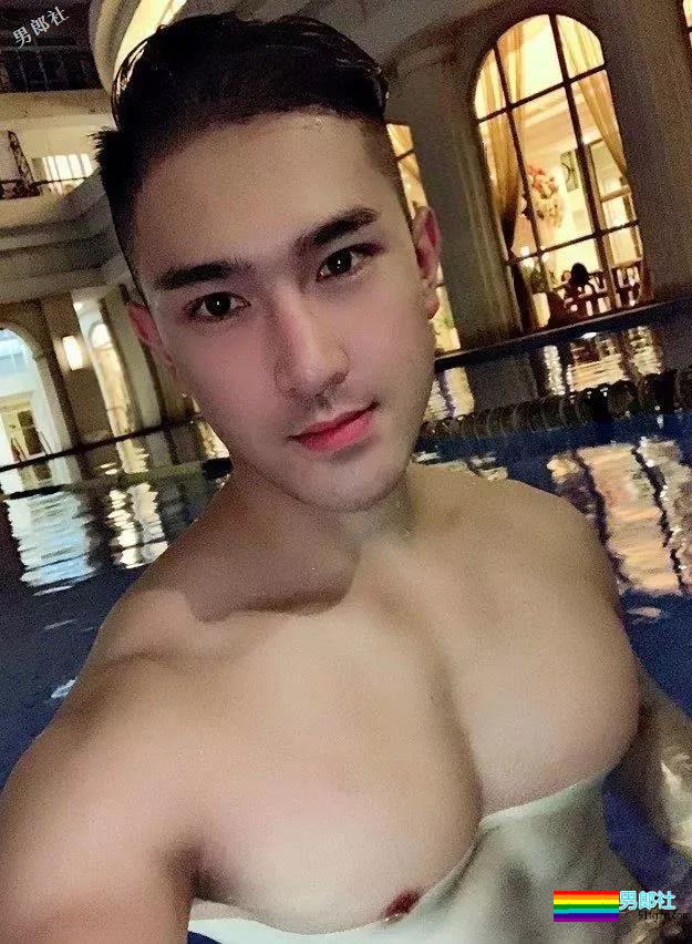 牛奶肌白嫩小狼狗，八块腹肌公狗腰好可口，摘掉墨镜后竟… - 51虹马