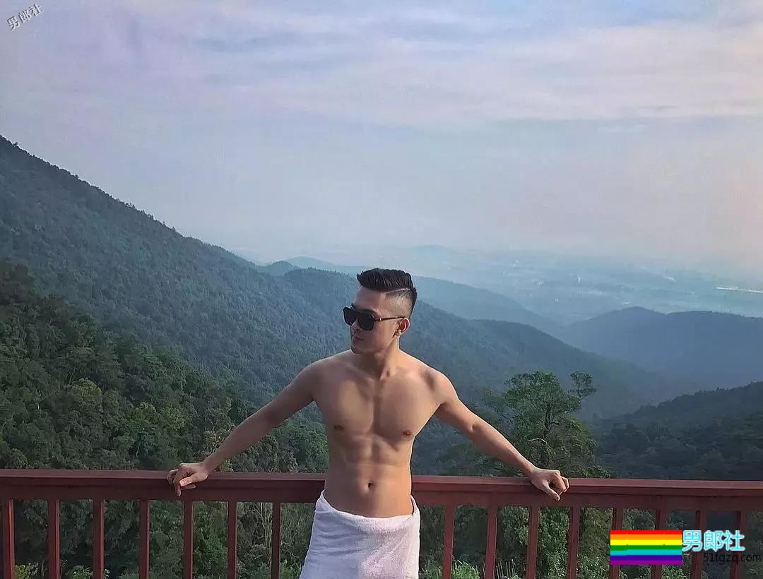 牛奶肌白嫩小狼狗，八块腹肌公狗腰好可口，摘掉墨镜后竟… - 51虹马