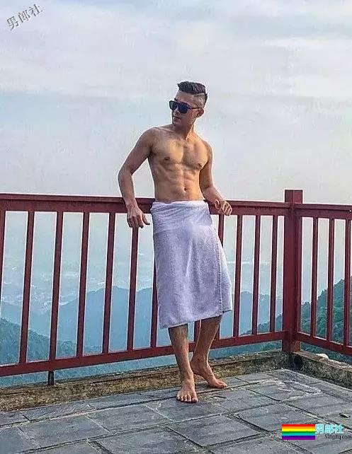 牛奶肌白嫩小狼狗，八块腹肌公狗腰好可口，摘掉墨镜后竟… - 51虹马