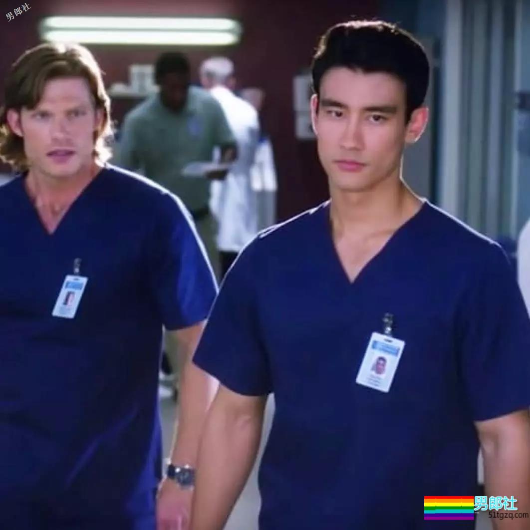 帅气肌肉医生强吻男同事，现又泳池湿身露内裤边 - 51虹马