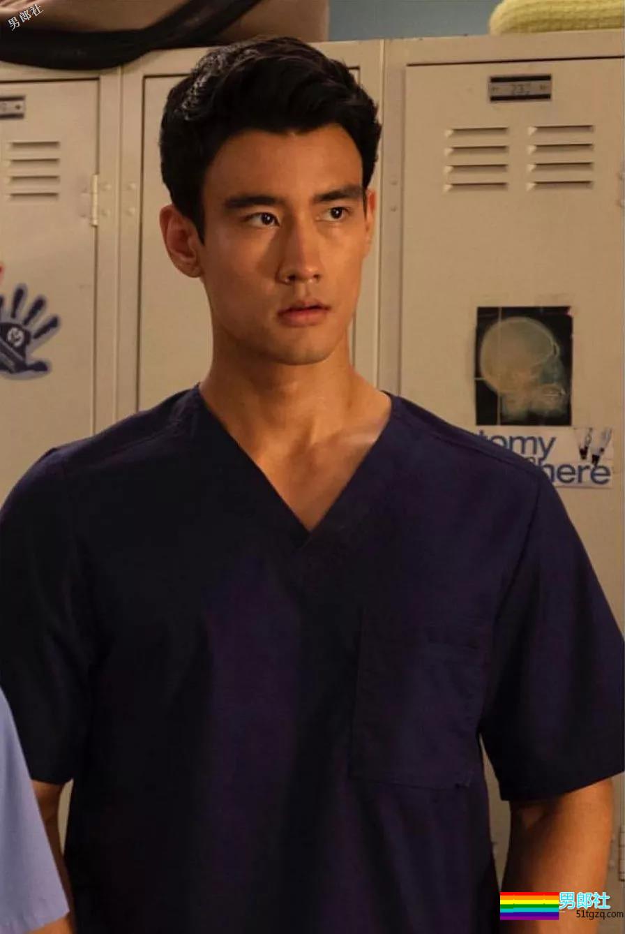 帅气肌肉医生强吻男同事，现又泳池湿身露内裤边 - 51虹马