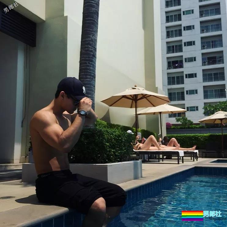 帅气肌肉医生强吻男同事，现又泳池湿身露内裤边 - 51虹马