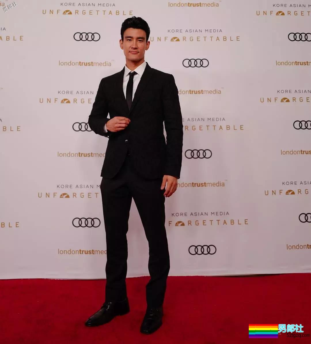 帅气肌肉医生强吻男同事，现又泳池湿身露内裤边 - 51虹马