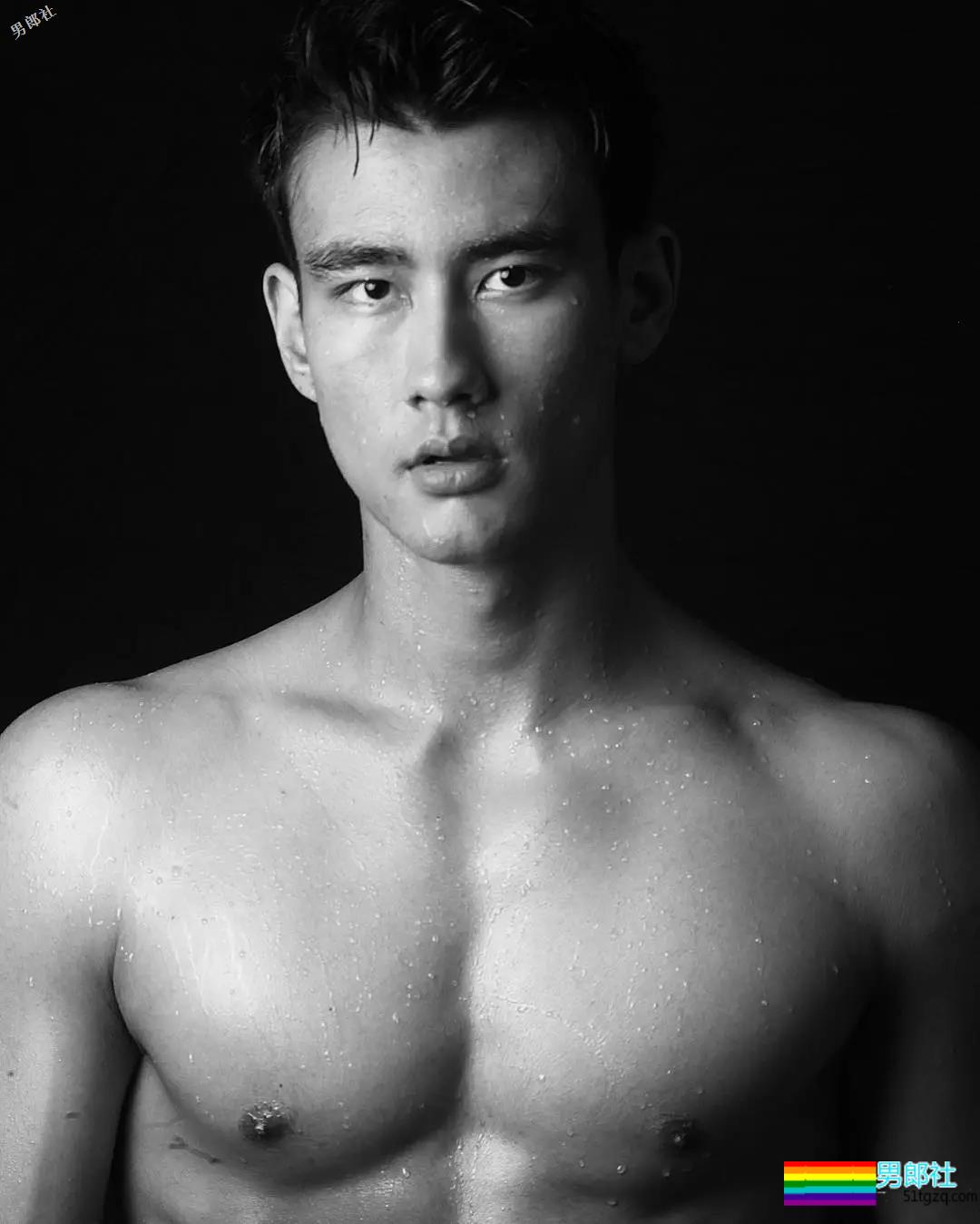 帅气肌肉医生强吻男同事，现又泳池湿身露内裤边 - 51虹马