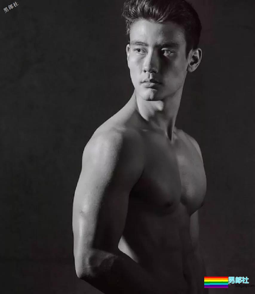 帅气肌肉医生强吻男同事，现又泳池湿身露内裤边 - 51虹马