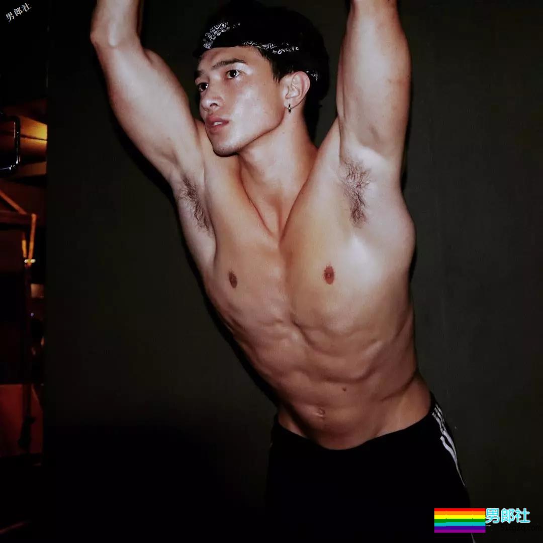 他拍泼水节海报被指掉价？醒醒，你认错人了。 - 51虹马