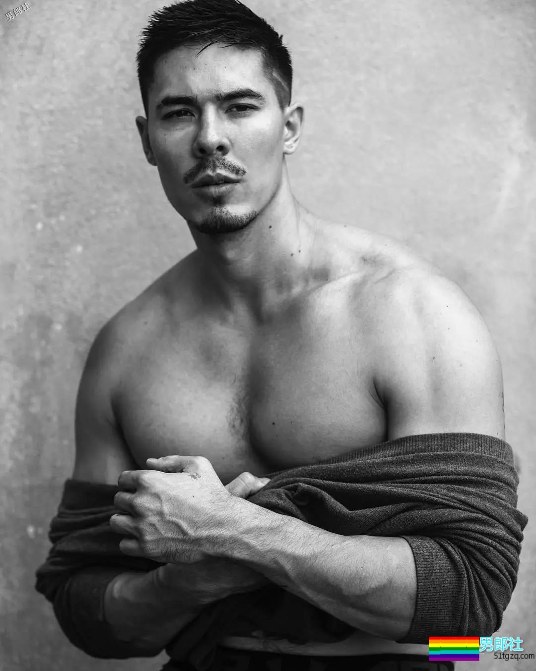 他拍泼水节海报被指掉价？醒醒，你认错人了。 - 51虹马