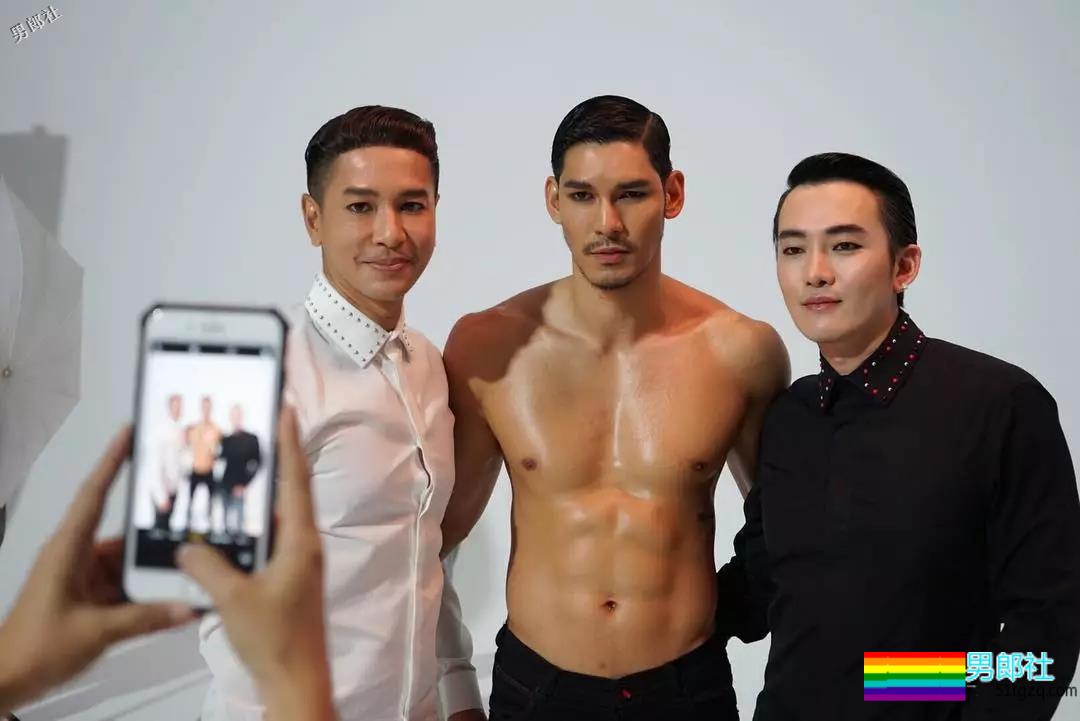 他拍泼水节海报被指掉价？醒醒，你认错人了。 - 51虹马