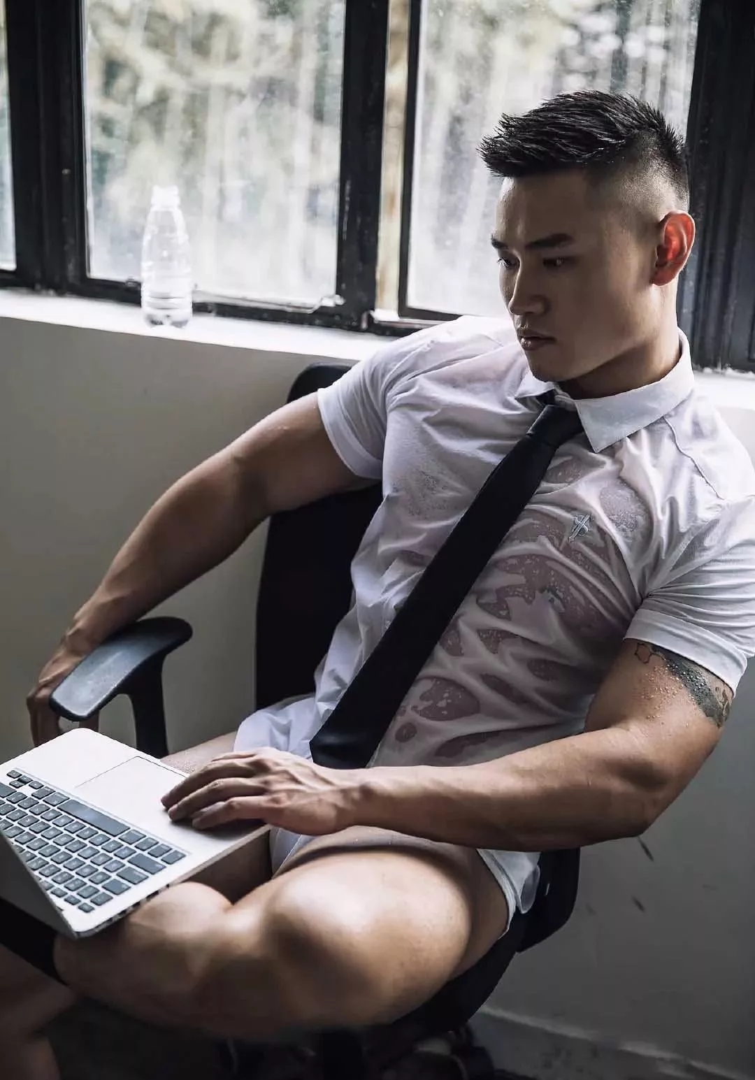 爆浆猛男放开自我拍大片！ - 51虹马