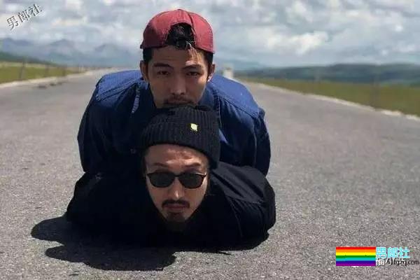 两男星街头亲吻，这是要出柜？快来围观！ - 51虹马