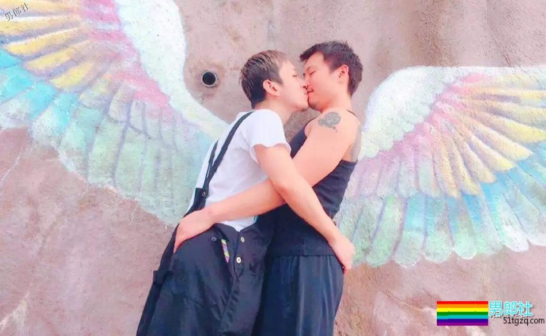 两男星街头亲吻,这是要出柜?快来围观! - 51虹马 两男星街头亲吻,这是要出柜?快来围观! - 51虹马