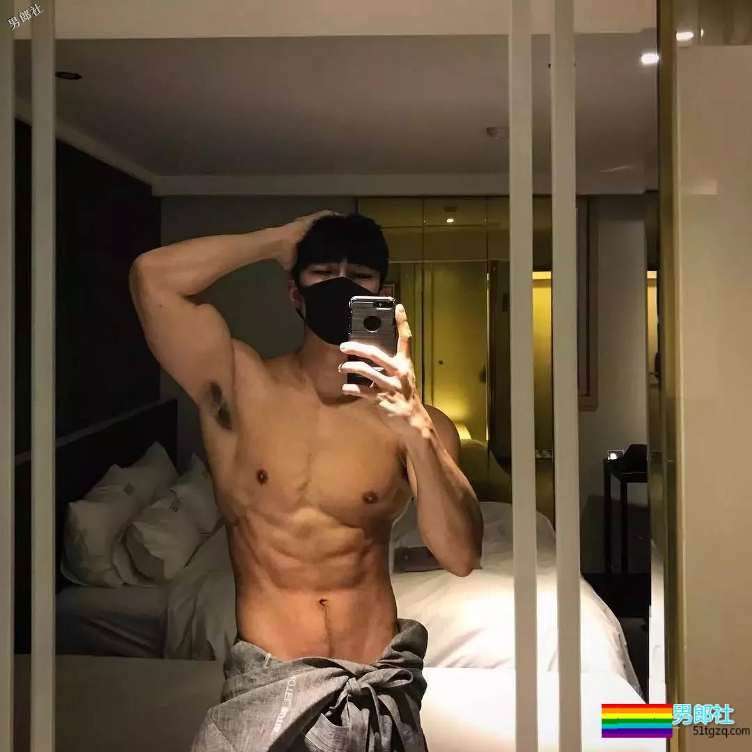 精壮小狼狗制服下面大胸肌公狗腰，魔鬼身材大肌霸说的就是他吧？ - 51虹马