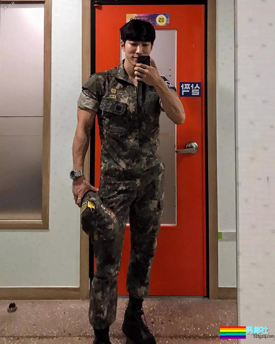 精壮小狼狗制服下面大胸肌公狗腰，魔鬼身材大肌霸说的就是他吧？ - 51虹马