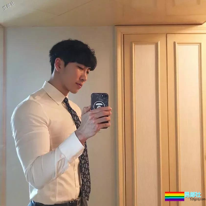 精壮小狼狗制服下面大胸肌公狗腰，魔鬼身材大肌霸说的就是他吧？ - 51虹马