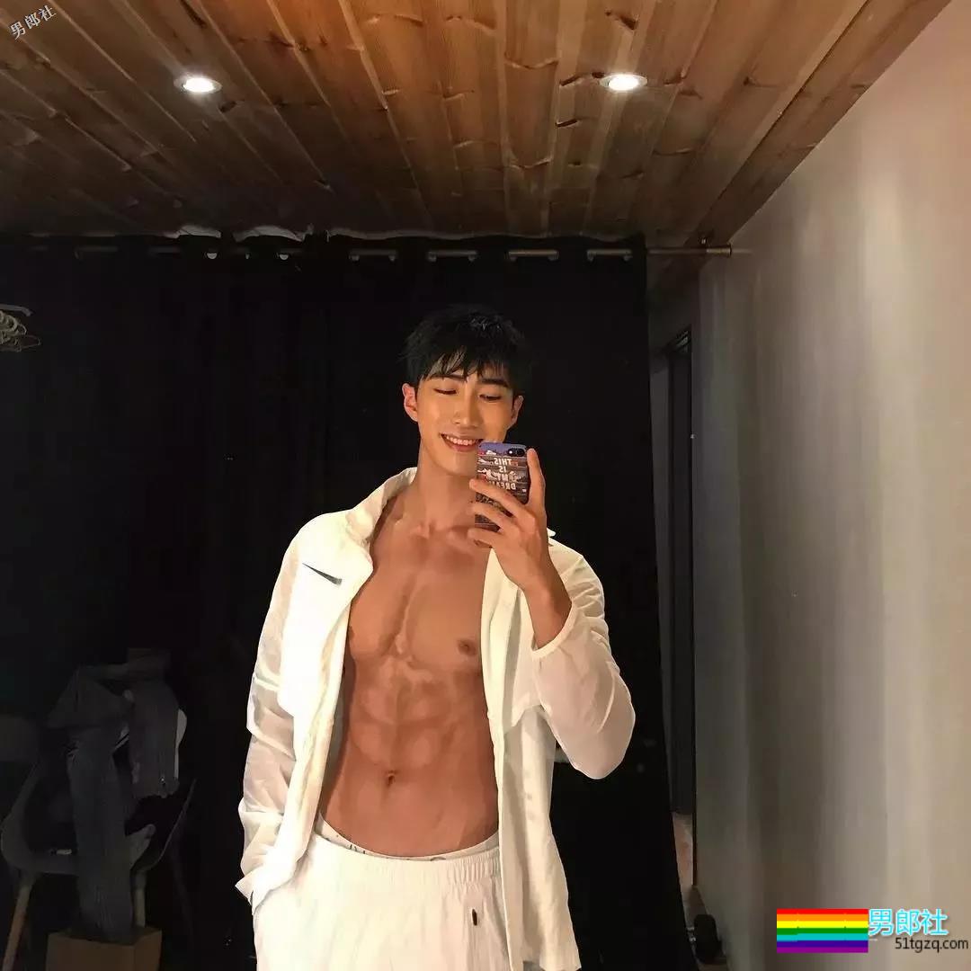 精壮小狼狗制服下面大胸肌公狗腰，魔鬼身材大肌霸说的就是他吧？ - 51虹马