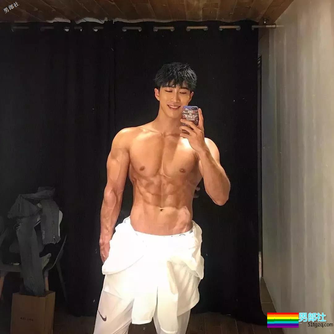 精壮小狼狗制服下面大胸肌公狗腰，魔鬼身材大肌霸说的就是他吧？ - 51虹马