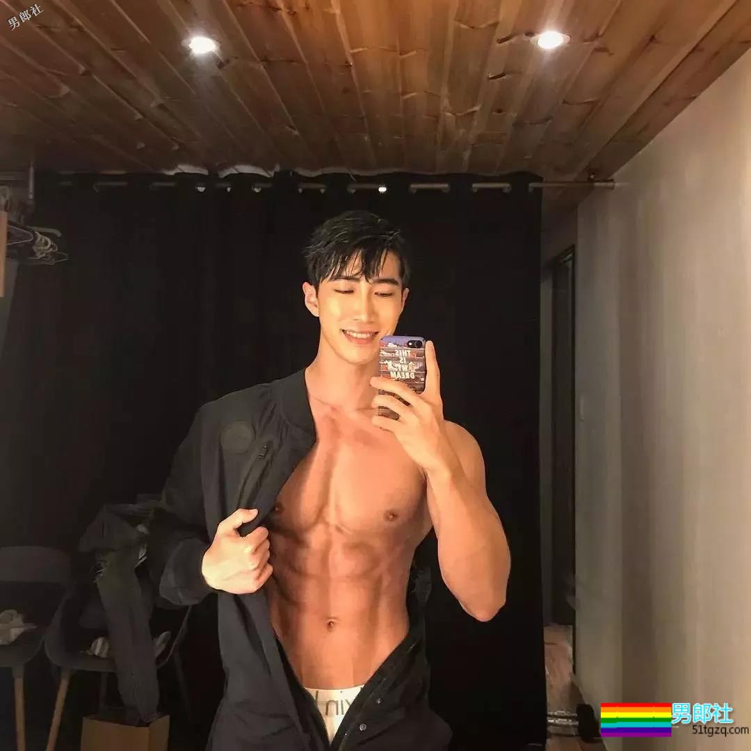 精壮小狼狗制服下面大胸肌公狗腰，魔鬼身材大肌霸说的就是他吧？ - 51虹马