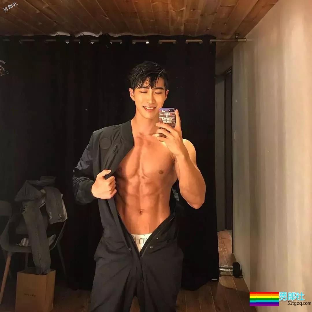 精壮小狼狗制服下面大胸肌公狗腰，魔鬼身材大肌霸说的就是他吧？ - 51虹马