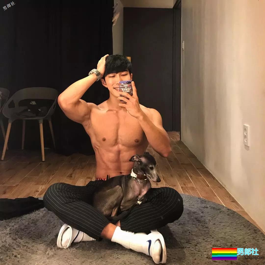 精壮小狼狗制服下面大胸肌公狗腰，魔鬼身材大肌霸说的就是他吧？ - 51虹马